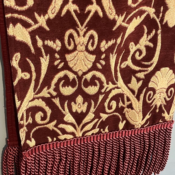 TABLE RUNNER SIZE 82” LONG COLOR FLORAL PRE-OWNED CONDITION GENTLY USED… - Picture 4 of 13